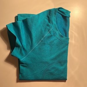Lululemon Swiftly Tech Size 2 Shortsleeve *Race Ripple Wave Hawaiian Blue